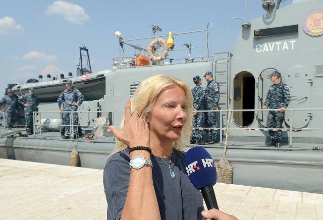 Gemiden düştü, şarkı söyleyerek hayatta kaldı