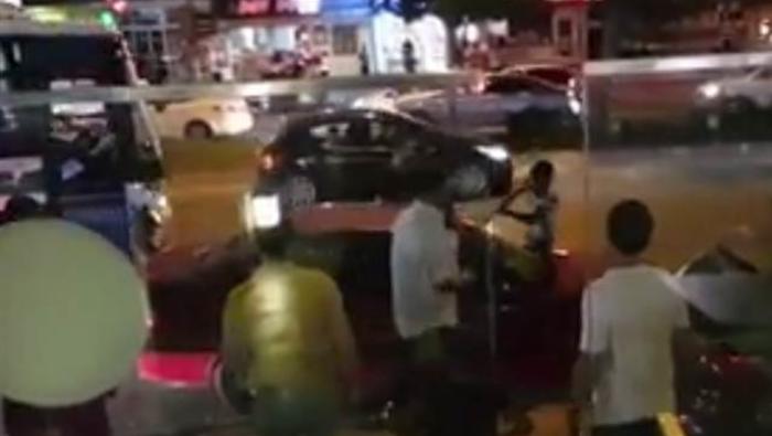 Polis ceza yazınca çıldırdı!