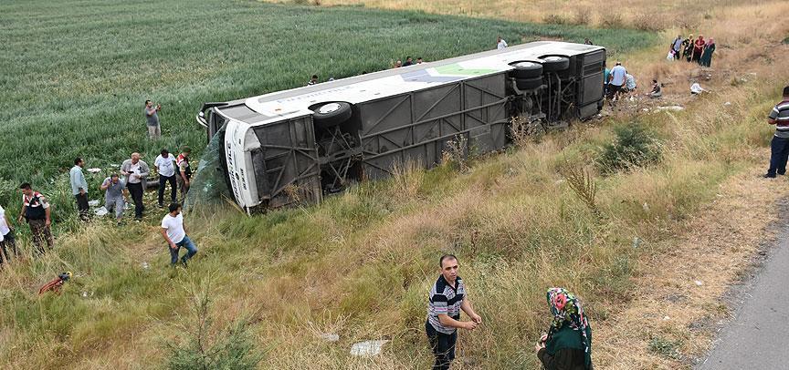 Amasya’da yolcu otobüsü devrildi:1 ölü, 12 yaralı