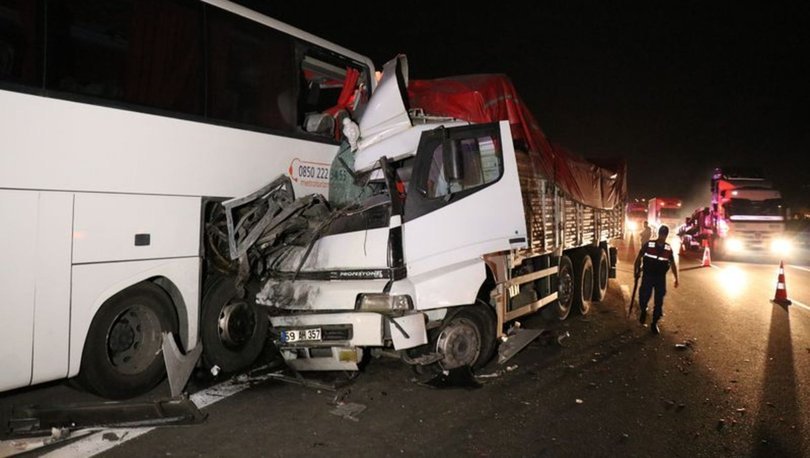 Kamyon otobüse arkadan çarptı: 1 ölü 4 yaralı