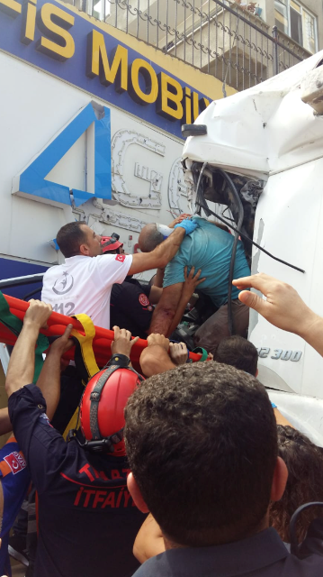 Trabzon'da kamyon duvara girdi