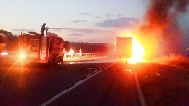 Seyir halindeki TIR bir anda alevlere boğuldu