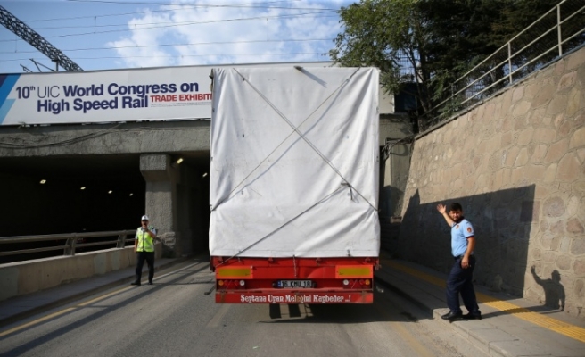 Çay yüklü TIR köprüye sıkıştı