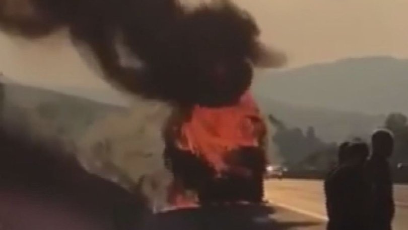 Seyir halindeki TIR'ın motoru alev alev yandı