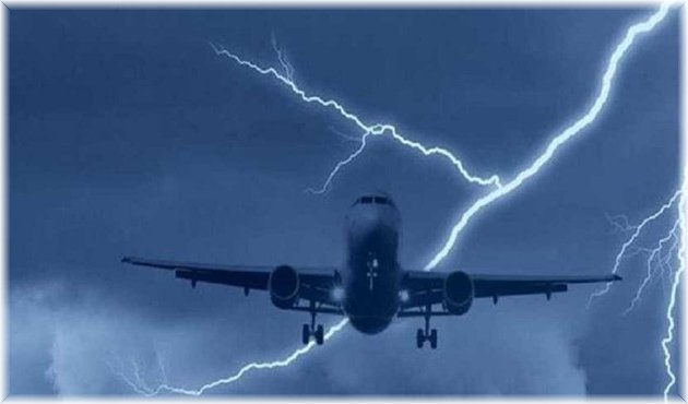 Yolcu uçağına yıldırım isabet etti