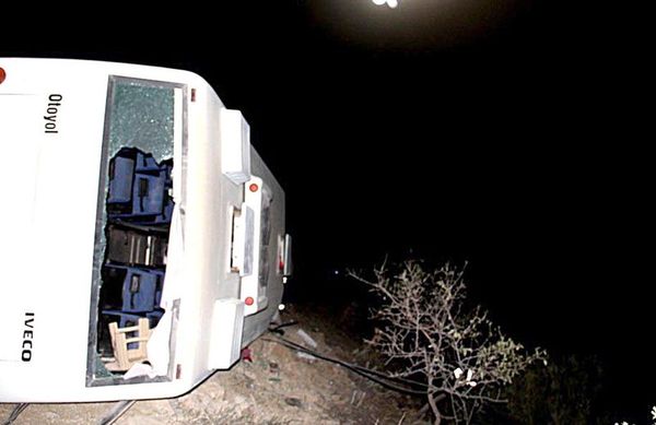 Otobüs devrildi: Uçurumun kıyısında durdu