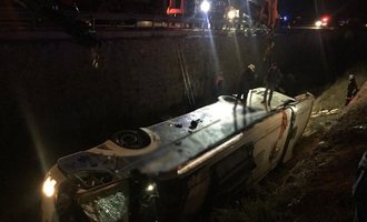 Yolcu otobüsü su kanalına devrildi: 8 ölü, 28 yaralı