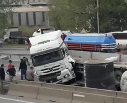 Feci kaza: TIR'dan düşen borular D 100'ü kilitledi