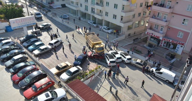 Freni patlayan kamyon 12 aracı pert etti