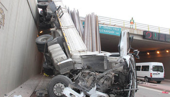 Demir yüklü TIR, alt geçide uçtu!