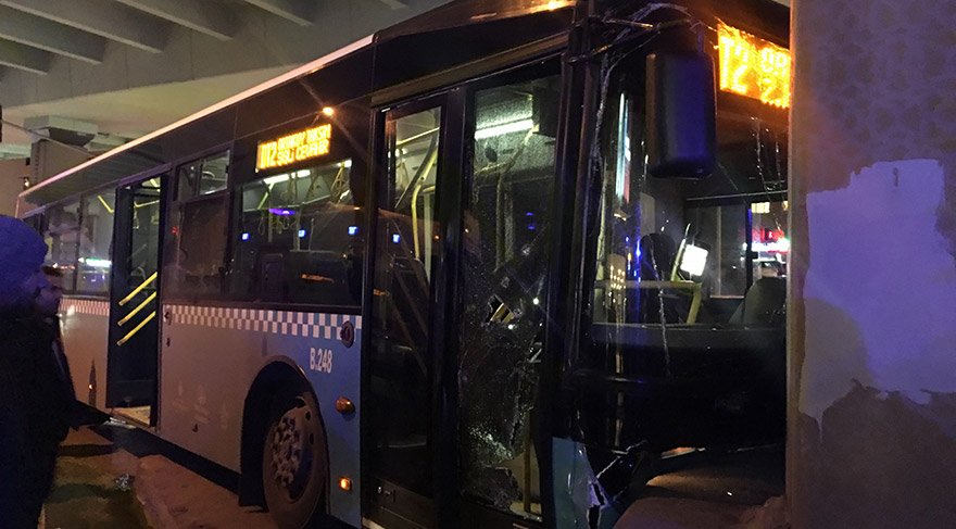 Şişli'de halk otobüsü köprüye çarptı:Çok yaralı var