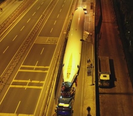 O uçağı karadan yürüttüler