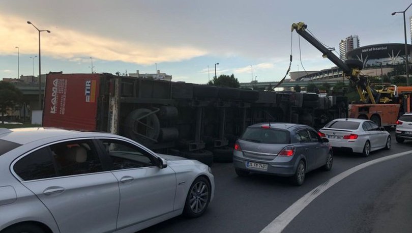 Mahmutbey'de TIR devrildi: Trafik kilit