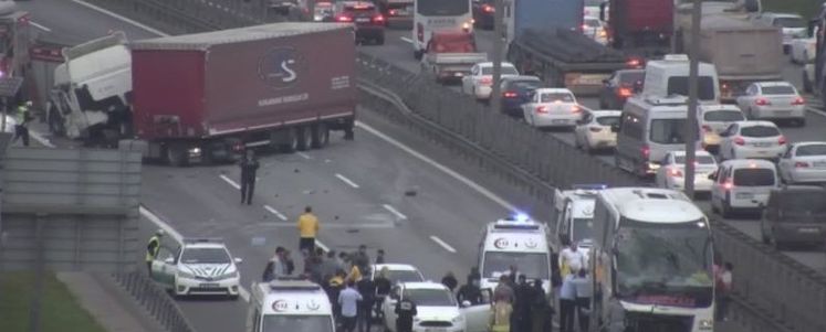 Kurtköy’de TIR ile yolcu otobüsü çarpıştı