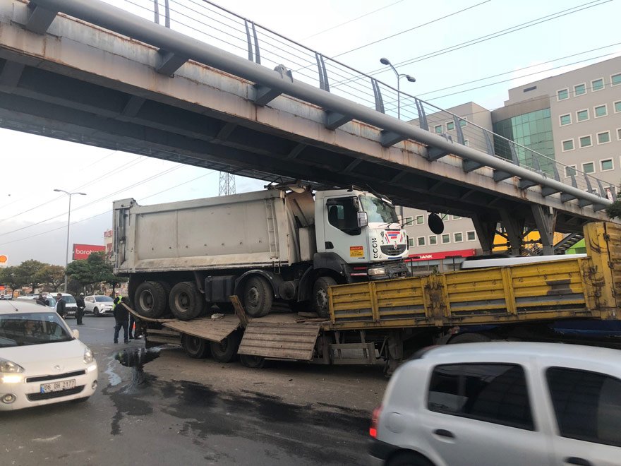 Kamyon ve kamyonet yüklü TIR üst geçide çarptı