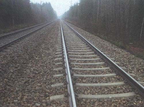 17 tonluk kiriş, tren raylarının üzerine düştü
