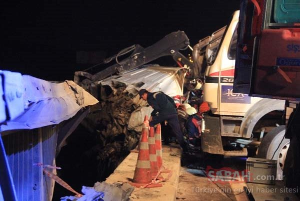 Feci kaza: TIR bariyerlere asılı kaldı