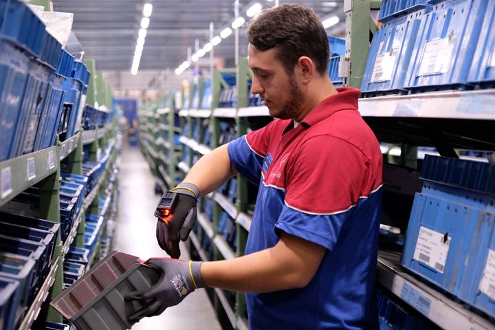 Mercedes, Türk girişimcinin "akıllı eldiven"lerini kullanıyor