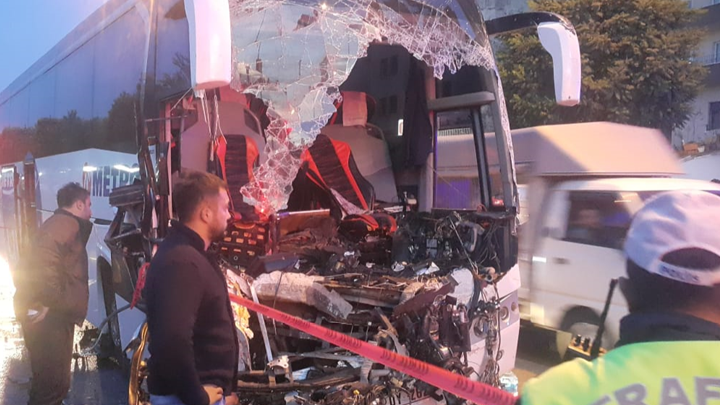 Yolcu otobüsü-TIR çarpıştı: Ölü ve yaralılar var