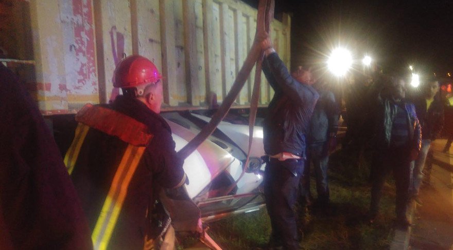 Feci kaza! Kamyonun altında 100 m. sürüklendiler