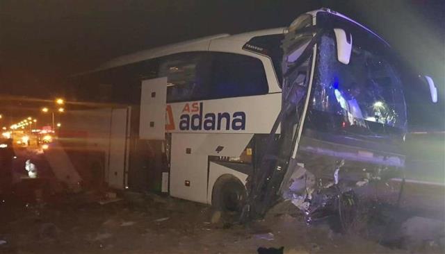 Yolcu otobüsü refüje çarptı 20 kişi yaralı