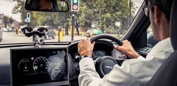 Yeni Jaguar, trafik ışığı ile konuşacak!