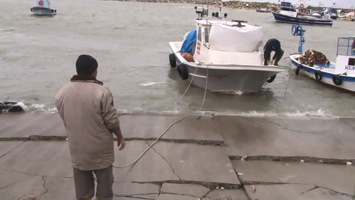 Uçaklar zor anlar yaşadı, çok sayıda tekne battı