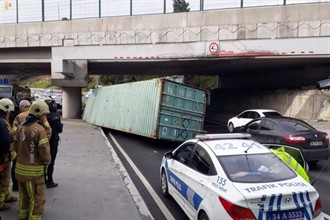 Florya'da TIR üst geçide çarptı!