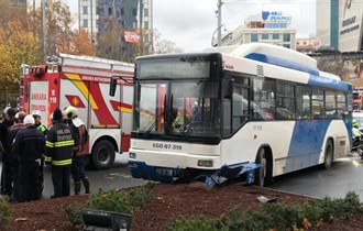 Belediye otobüsü yayaların arasına daldı