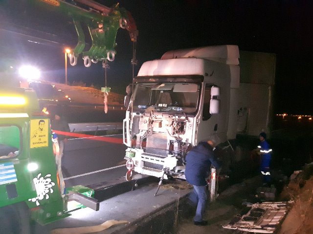 D-100'ü kilitleyen TIR kazası