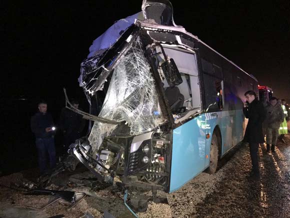 Otobüsle kamyon kafa kafaya çarpıştı