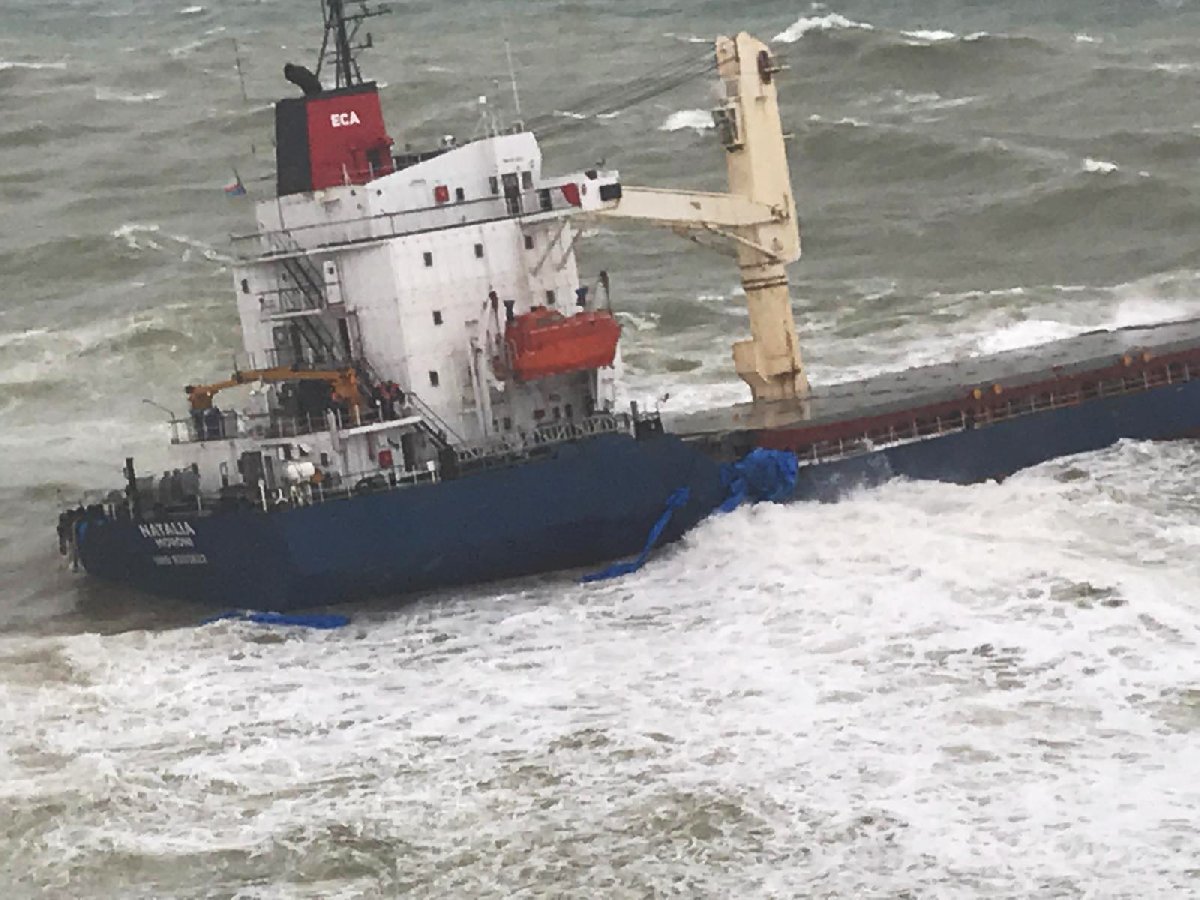 Şile'de gemi karaya oturdu: Mürettebat kurtarılıyor