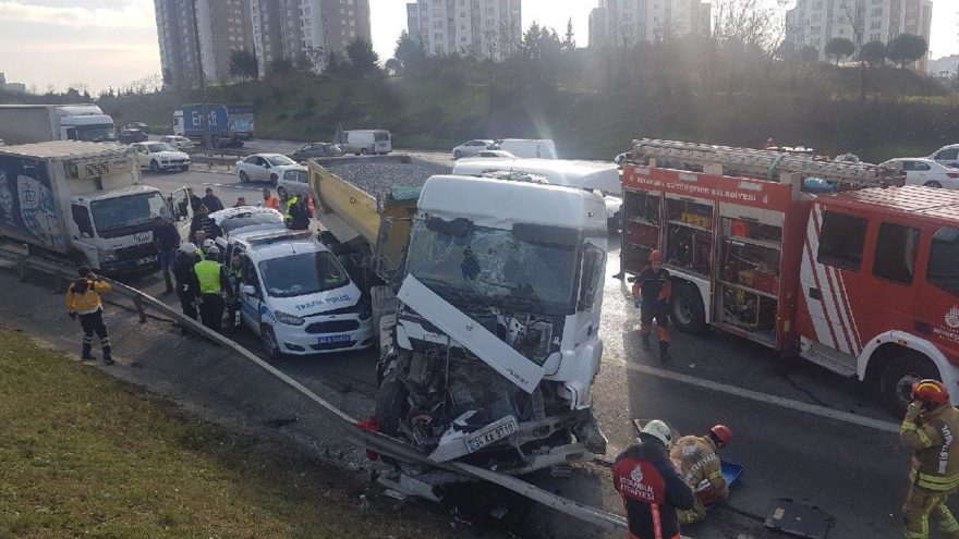 TEM’de hafriyat kamyonu polis aracına çarptı