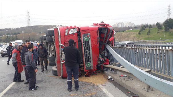 TEM’de TIR devrildi, trafik kilit!