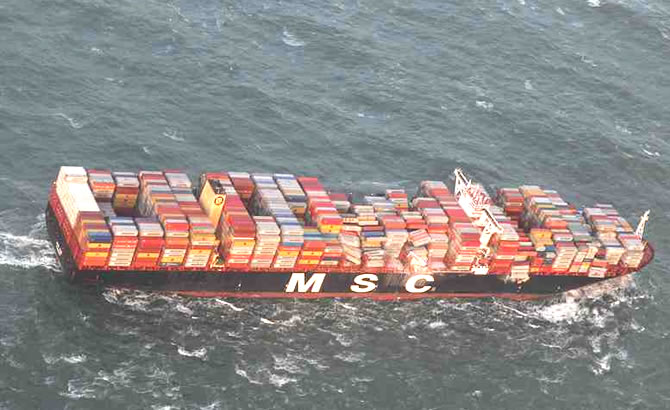 MSC ZOE gemisinin 270 konteyneri denize düştü