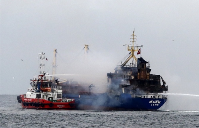 Pendik'te gemi alev alev yandı