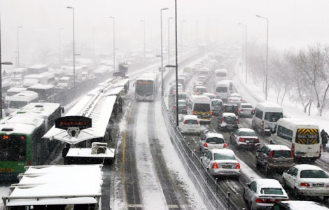 İstanbul'u kar vurdu: Trafik kilit