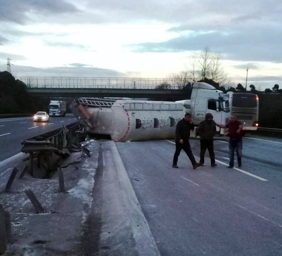 TEM’de deterjan yüklü tanker devrildi: İki şerit kapalı