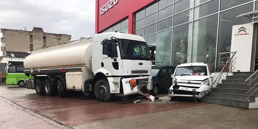 Tanker, plazaya daldı 3 araç pert