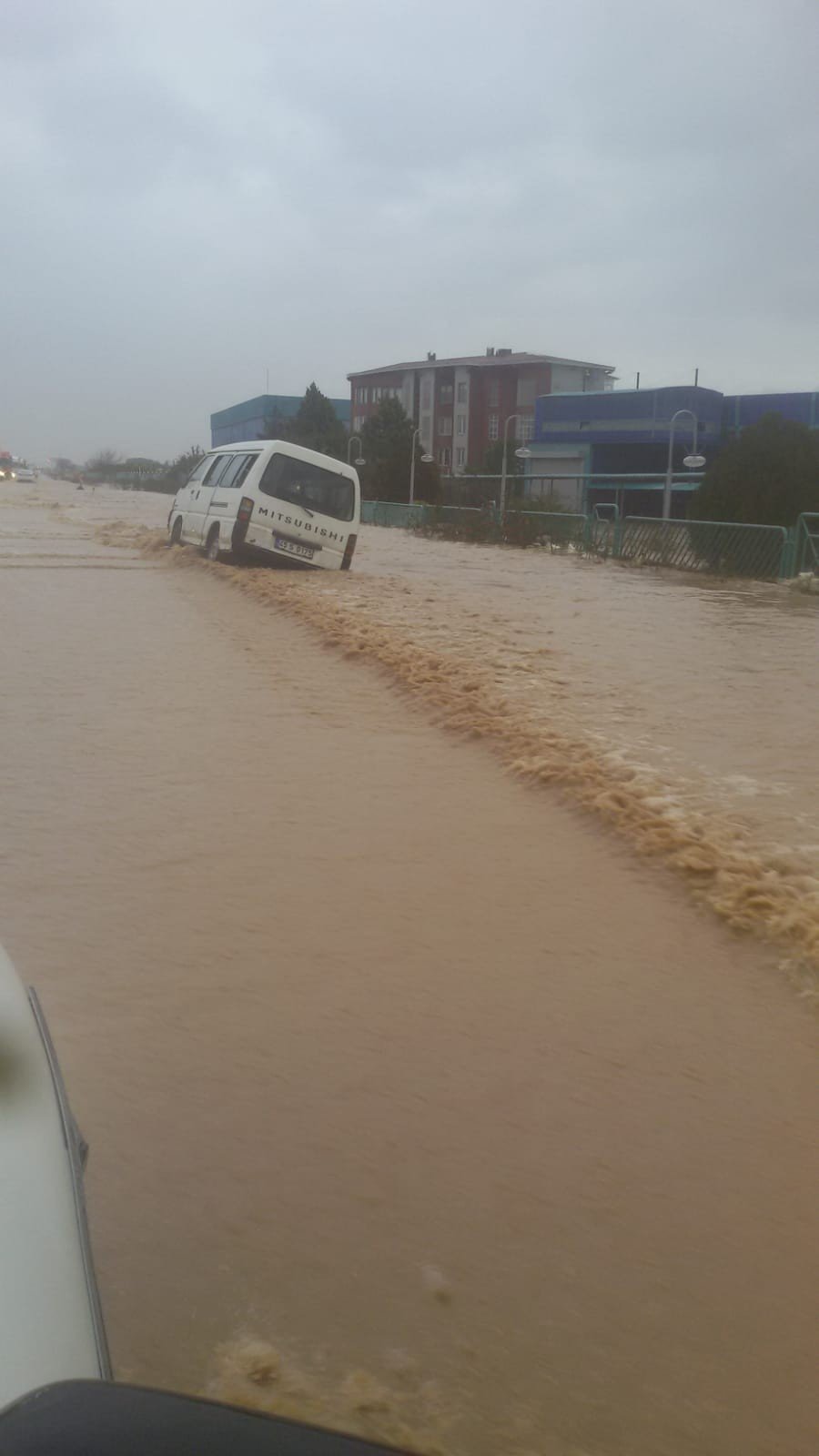 İzmir-İstanbul yolu sele teslim oldu