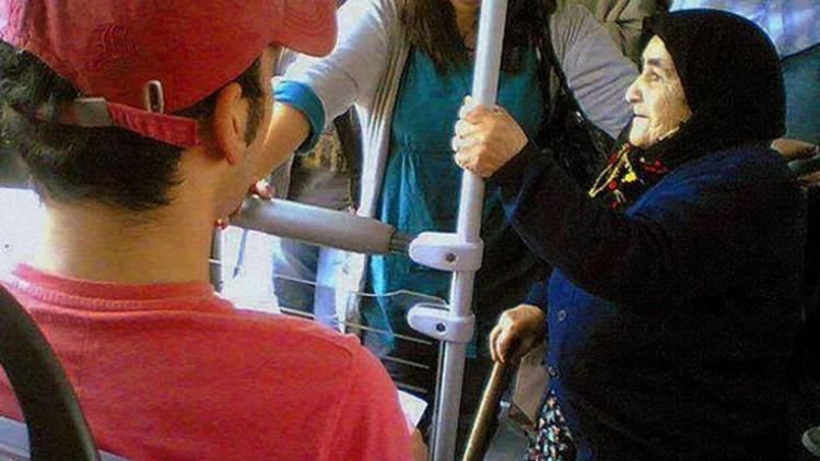 Yaşlılar dikkat! Tutunmayıp düşerseniz kusurlusunuz
