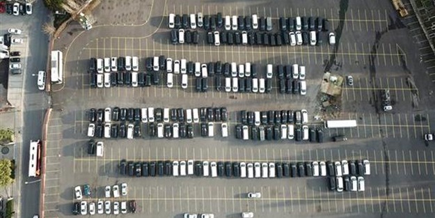 Yüzlerce UBER aracı otoparklara çekildi