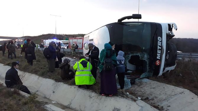 İstanbul'da yolcu otobüsü devrildi: Yaralılar var