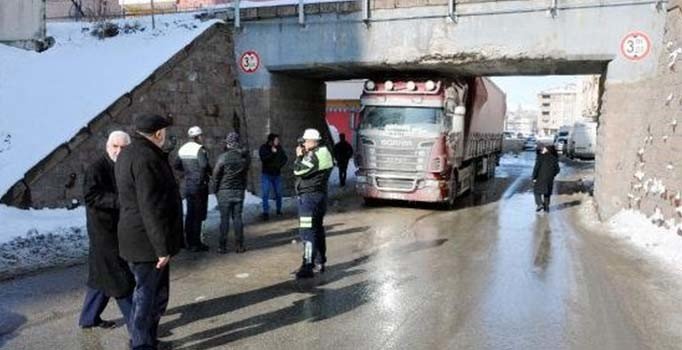 3 metre uyarısını görmedi köprüye sıkıştı