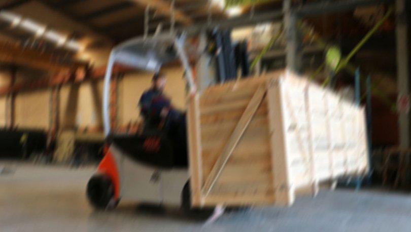 Forklift işçisi, arkadaşını taşıdı işinden oldu