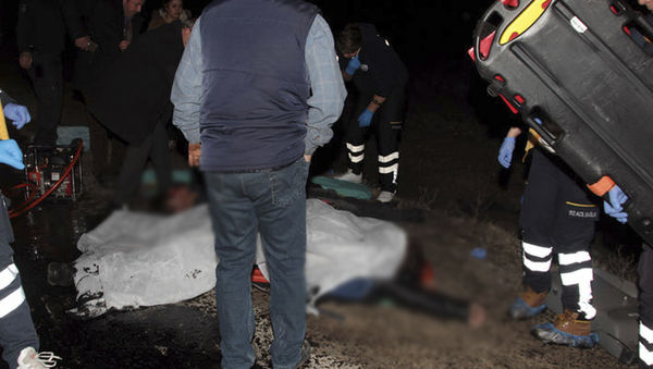 KATLİAM: Minibüs, iş makinesi yüklü TIR'a çarptı