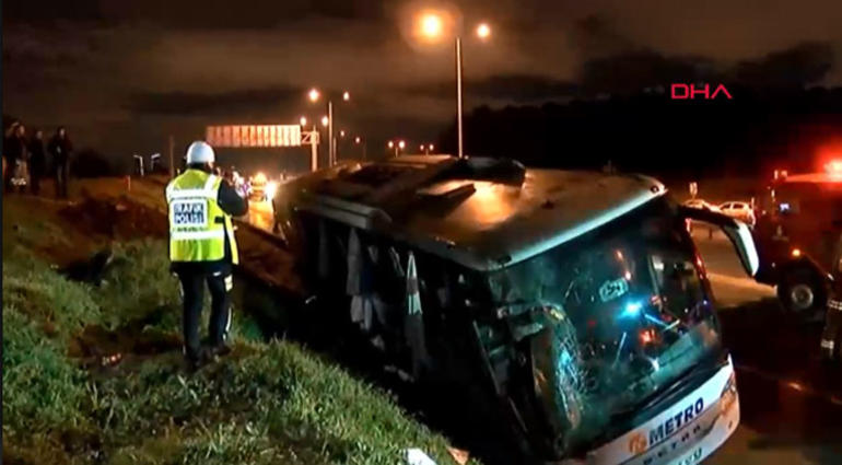 İstanbul'da yolcu otobüsü devrildi: Ölü ve yaralılar var