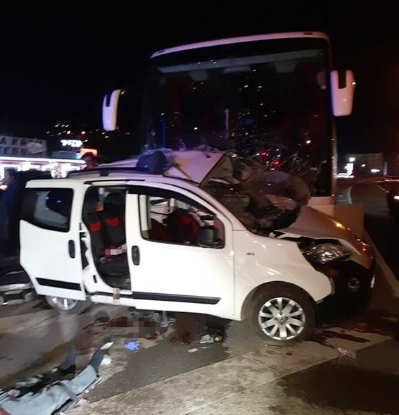 Otobüs, hafif ticariye çarptı: 3 ölü, 2 yaralı