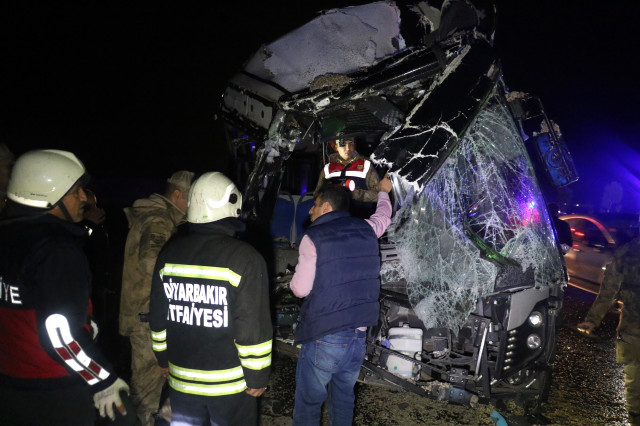 Yolcu otobüsü kamyonla çarpıştı:Ölü ve yaralılar var