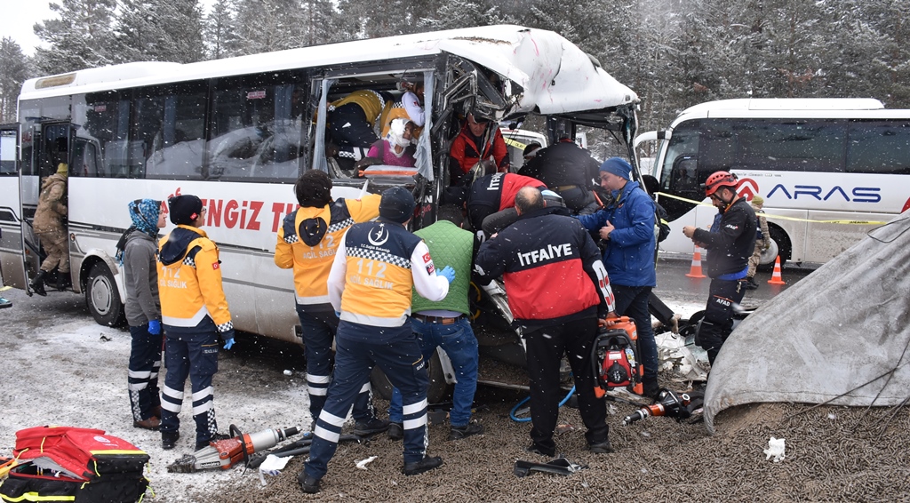 Kars'ta midibüs ile TIR çarpıştı: 20 yaralı